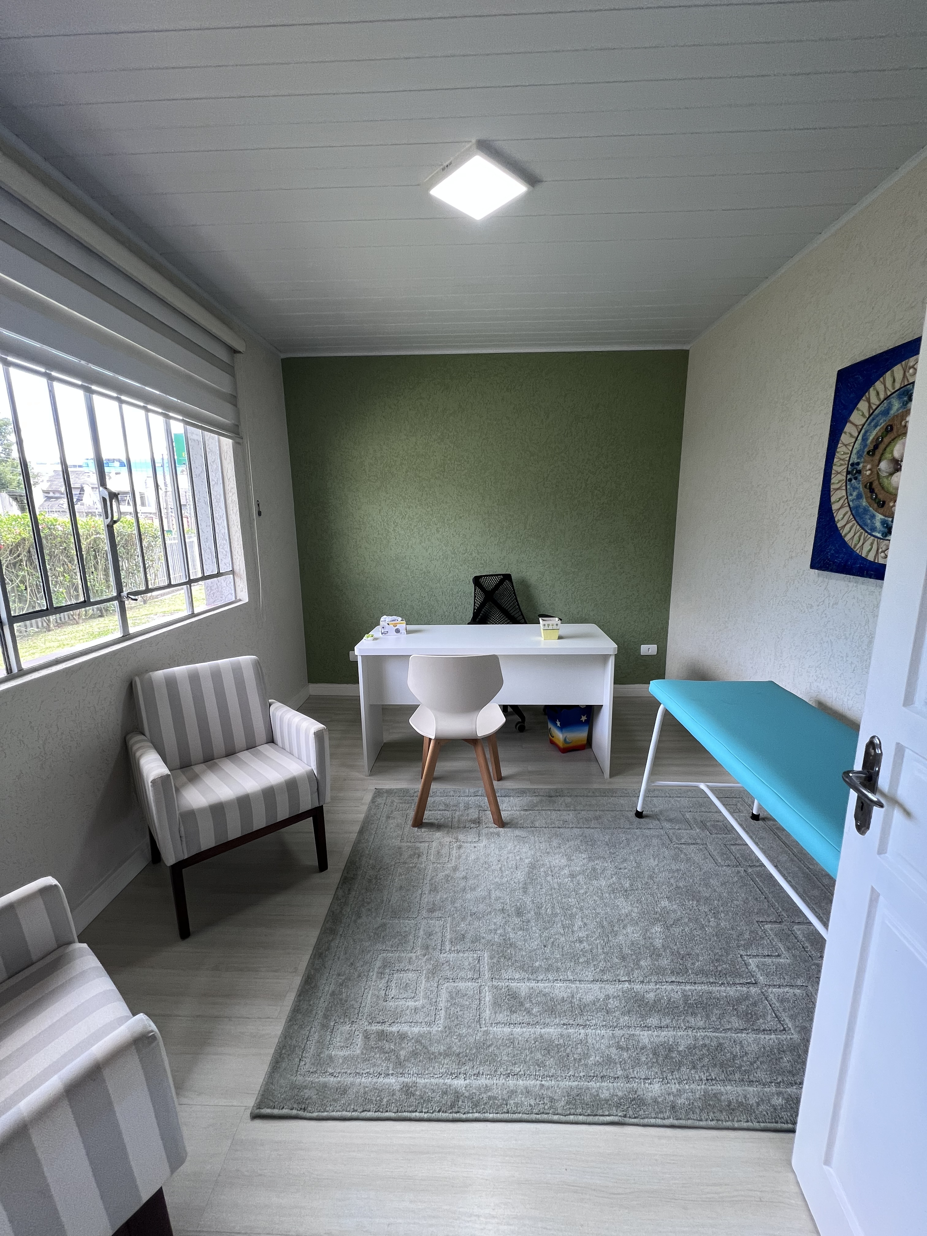 Sala com maca para terapias corporais