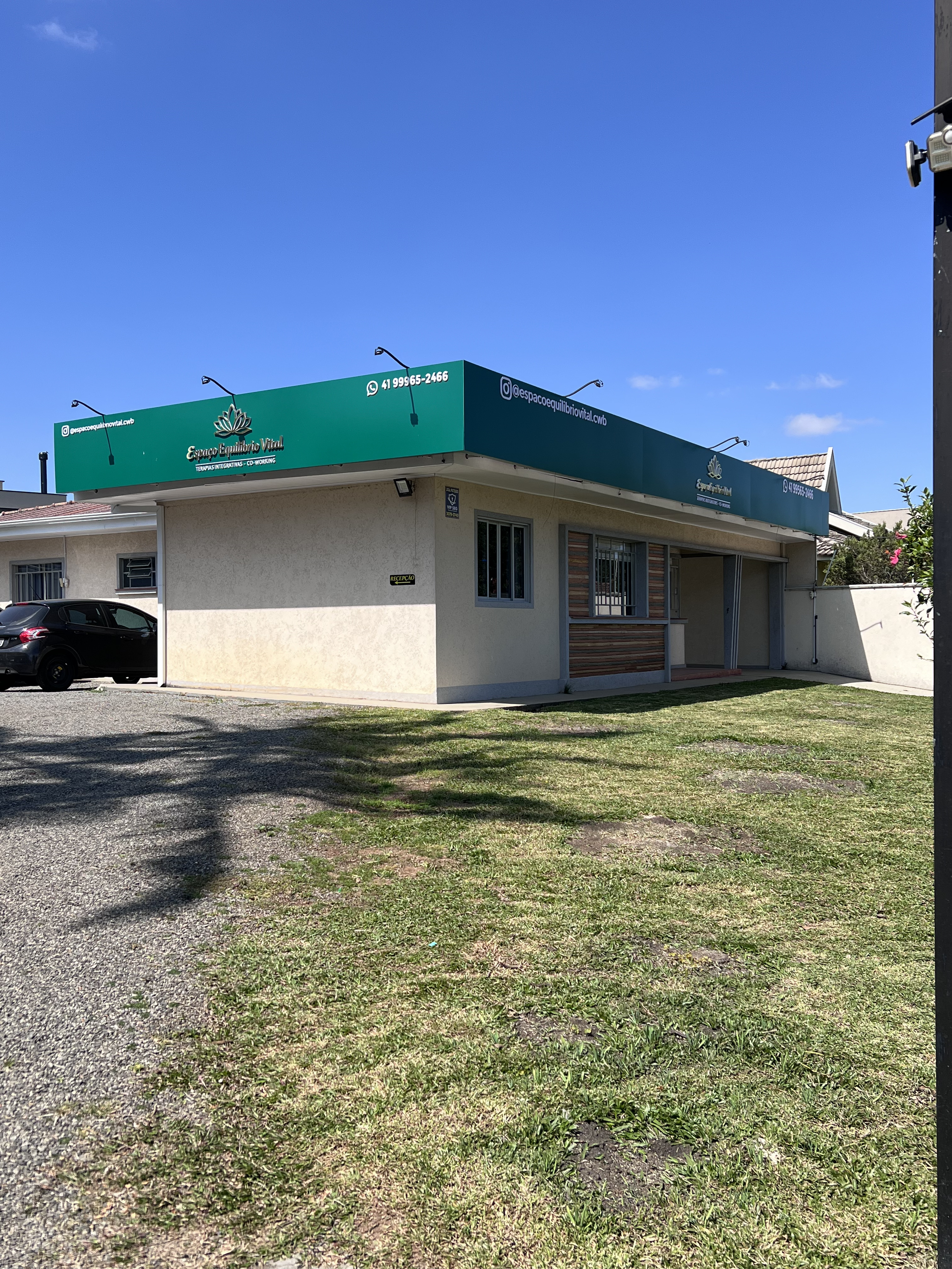 Fachada e estacionamento
